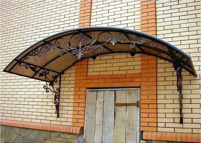 Кованый козырёк над крыльцом